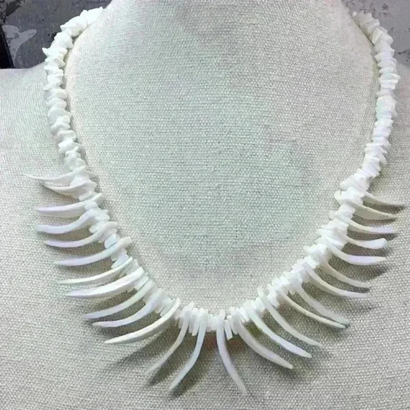 Vintage White Seashell Necklace - Picture 1 of 2